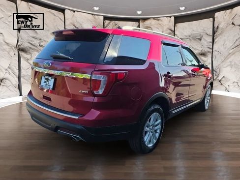 Used 2018 Ford Explorer XLT w/ Equipment Group 202A AWD/4WD image 5