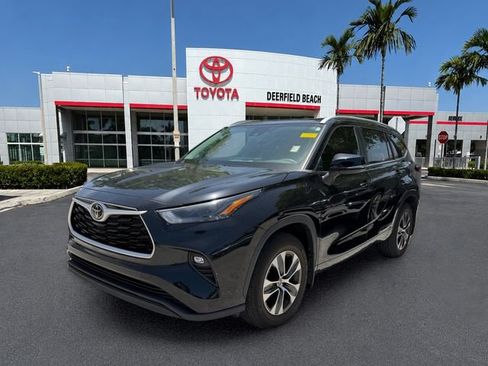 Used 2023 Toyota Highlander XLE FWD image 3