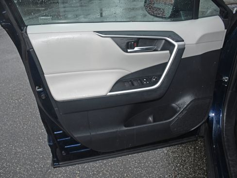 Used 2019 Toyota RAV4 XLE image 10