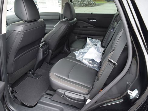 Used 2025 Nissan Pathfinder SL image 11