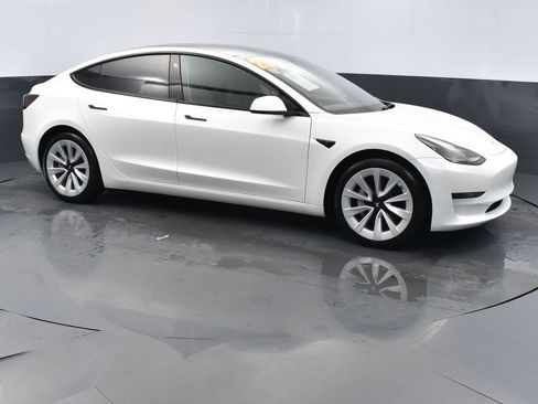 Used 2023 Tesla Model 3 Standard Range image 3