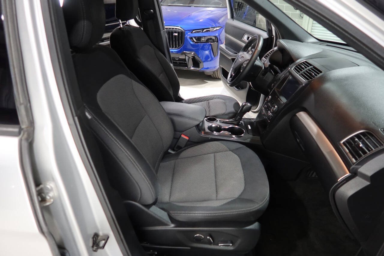Used 2018 Ford Explorer XLT w/ Equipment Group 201A FWD image 12