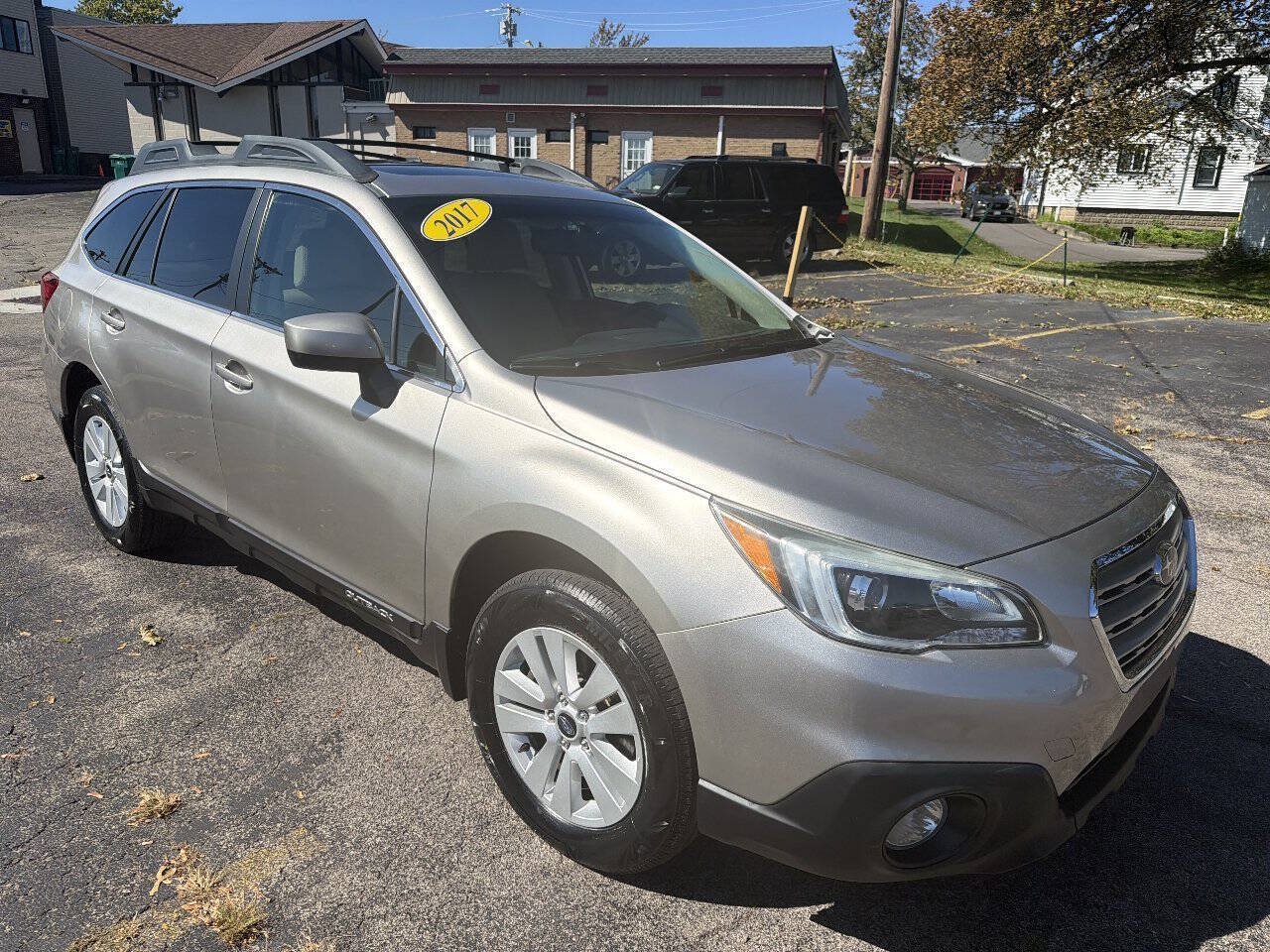 Used 2017 Subaru Outback 2.5i Premium AWD/4WD image 2