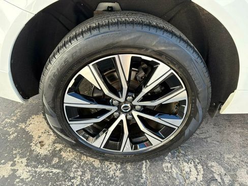 Used 2023 Volvo XC60 B5 Plus image 9