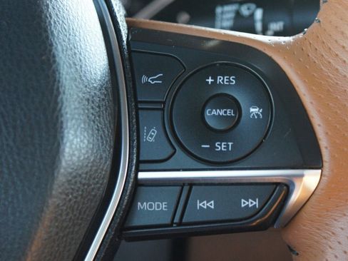 Used 2021 Toyota Avalon Limited image 12