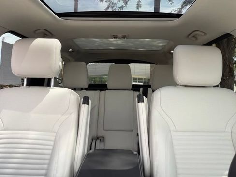 Used 2025 Land Rover Discovery Dynamic SE AWD/4WD image 10