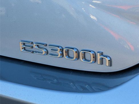 Certified 2025 Lexus ES 300h w/ Premium Package image 9