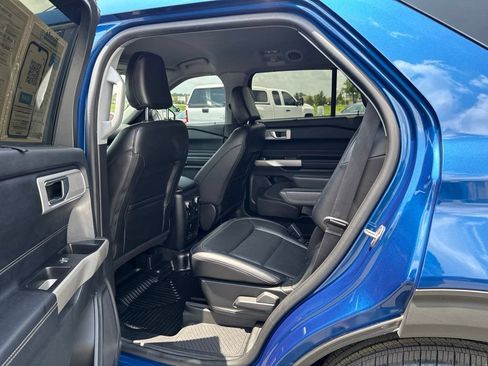 Used 2022 Ford Explorer Limited w/ Equipment Group 301A AWD/4WD image 34