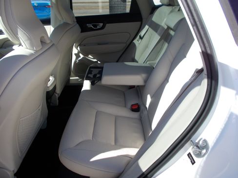 Used 2023 Volvo XC60 B5 Plus image 10