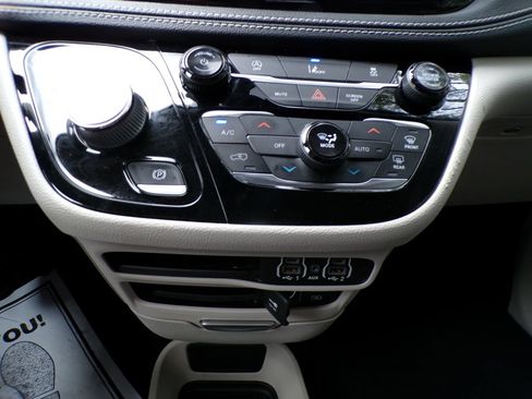 Used 2022 Chrysler Pacifica Touring-L FWD image 25