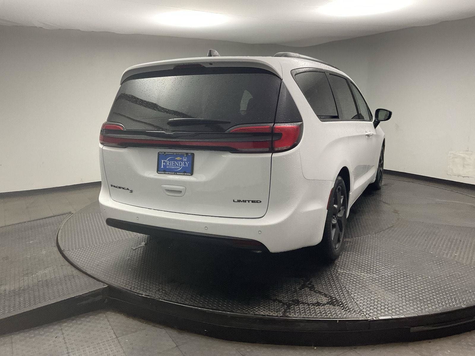 Used 2025 Chrysler Pacifica Limited FWD image 7