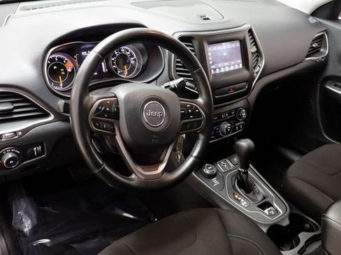 Used 2019 Jeep Cherokee Latitude w/ Cold Weather Group image 7