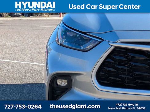 Used 2024 Toyota Highlander LE image 9