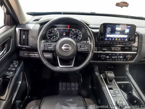 Used 2023 Nissan Pathfinder SL w/ Black Appearance Package AWD/4WD image 18