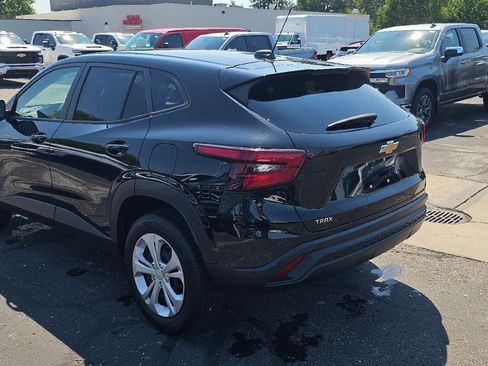 Used 2025 Chevrolet Trax LS FWD image 3