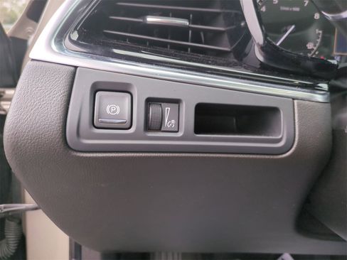 Certified 2023 Cadillac XT6 Premium Luxury image 18