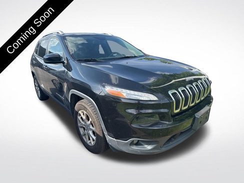 Used 2018 Jeep Cherokee Latitude Plus AWD/4WD image 4