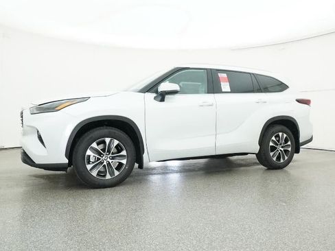 New 2026 Toyota Highlander XLE image 18