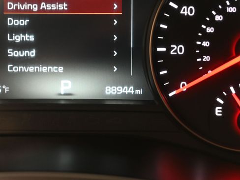 Used 2018 Kia Cadenza Technology image 15