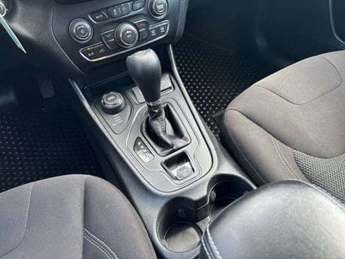 Used 2020 Jeep Cherokee Latitude w/ Cold Weather Group image 16