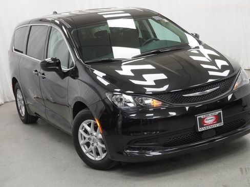 Used 2023 Chrysler Voyager LX image 8