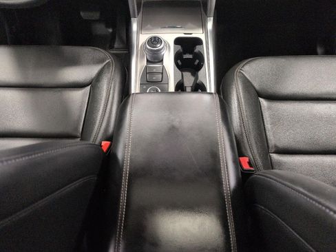 Used 2024 Ford Explorer XLT w/ Equipment Group 202A AWD/4WD image 17