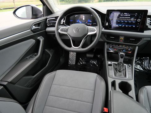 Used 2025 Volkswagen Jetta SE w/ Sunroof Package FWD image 9