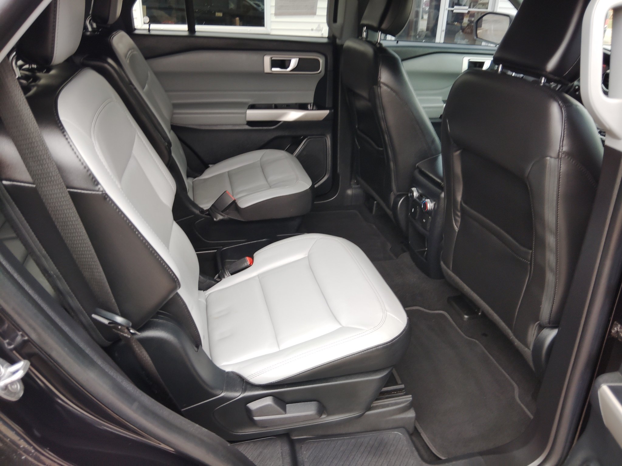 Used 2021 Ford Explorer XLT w/ Equipment Group 202A AWD/4WD image 33