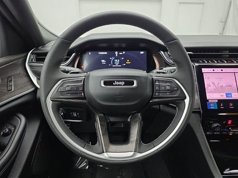 Used 2025 Jeep Grand Cherokee Limited image 25