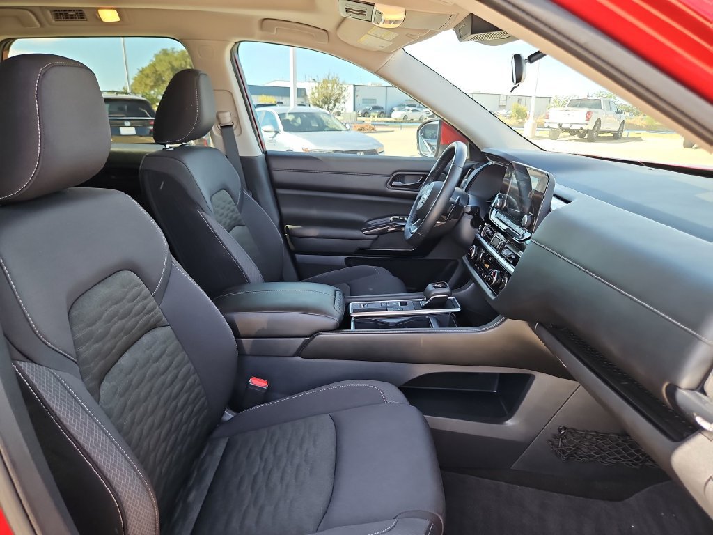 Used 2025 Nissan Pathfinder SV w/ SV Premium Package FWD image 25
