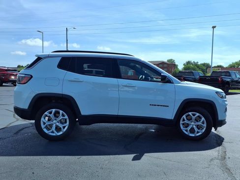 Used 2024 Jeep Compass Latitude AWD/4WD image 30