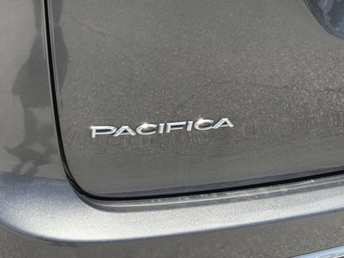Used 2017 Chrysler Pacifica Touring Plus FWD image 9