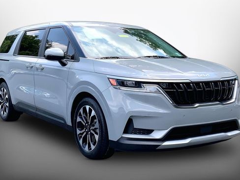 Used 2024 Kia Carnival EX FWD image 3