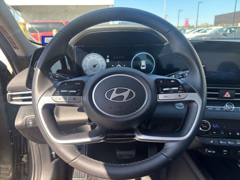 Used 2025 Hyundai Elantra SEL image 28