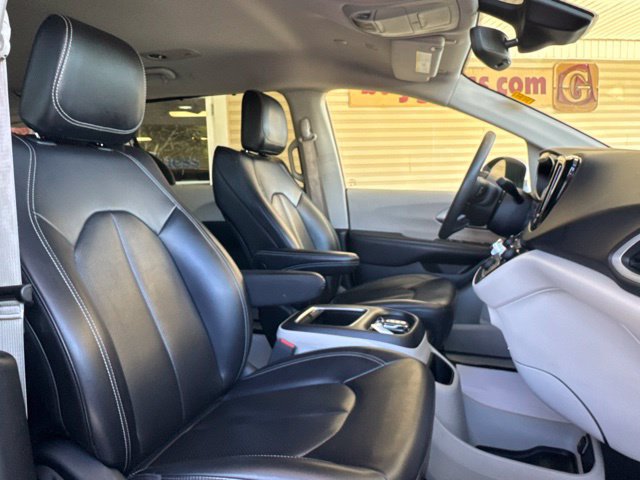 Used 2023 Chrysler Pacifica Touring-L FWD image 27