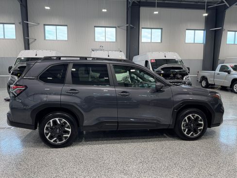 Used 2025 Subaru Forester Premium AWD/4WD image 4