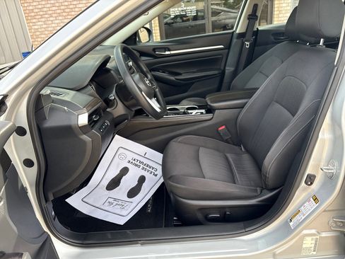 Used 2023 Nissan Altima 2.5 SV image 3