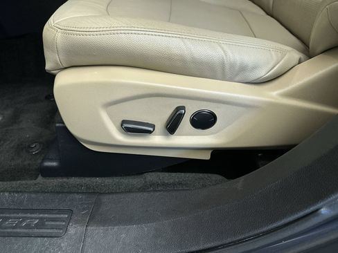 Used 2017 Ford Explorer XLT w/ Equipment Group 201A AWD/4WD image 14