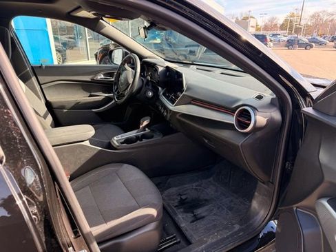 Used 2025 Chevrolet Trax RS w/ Sunroof Package image 23