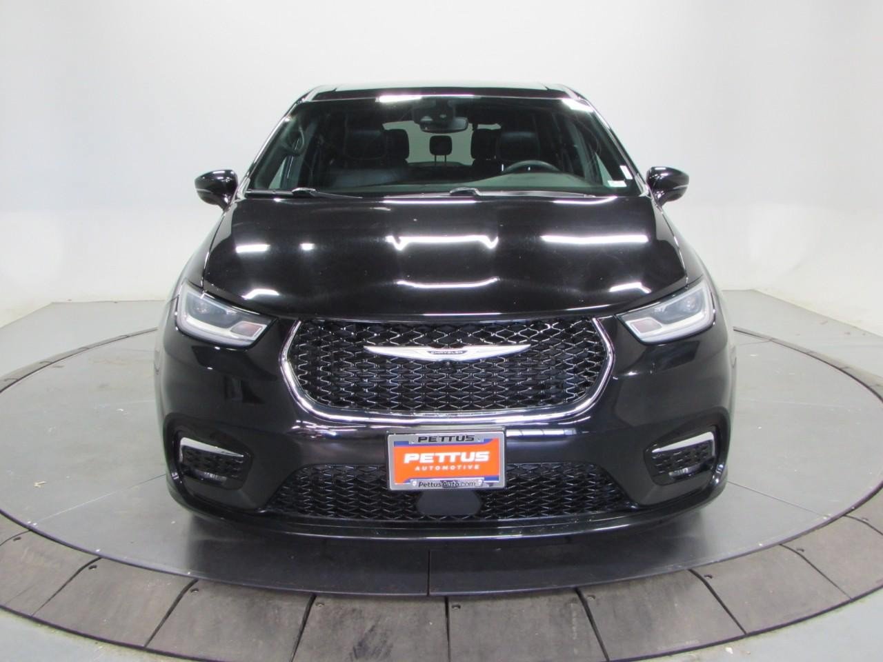 Used 2025 Chrysler Pacifica Select FWD image 2