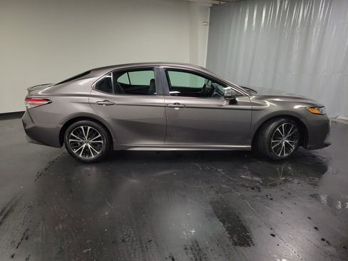 Used 2018 Toyota Camry SE w/ Moonroof Package FWD image 9