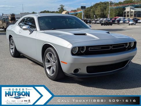 Used 2019 Dodge Challenger SXT image 4
