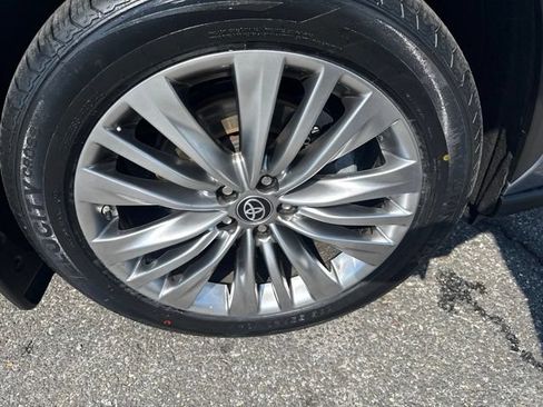 Certified 2023 Toyota Highlander Platinum AWD/4WD image 3