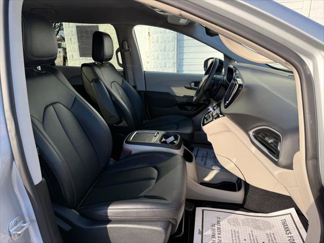 Used 2024 Chrysler Pacifica Touring-L FWD image 34