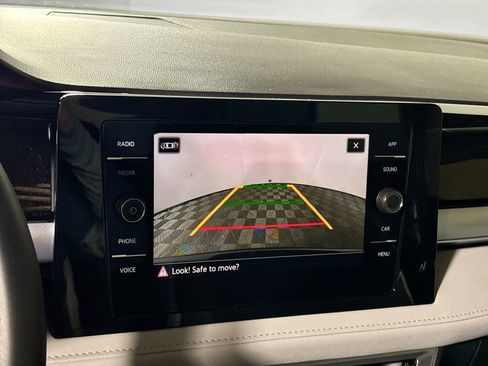 Certified 2025 Volkswagen Taos SE image 16