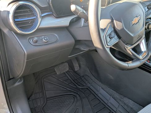 Used 2025 Chevrolet Trax LT w/ LT Convenience Package image 17