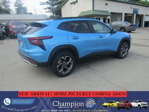 Used 2025 Chevrolet Trax LT FWD image 4