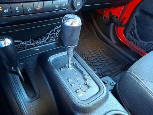 Used 2016 Jeep Wrangler Unlimited Sahara w/ Connectivity Group image 16