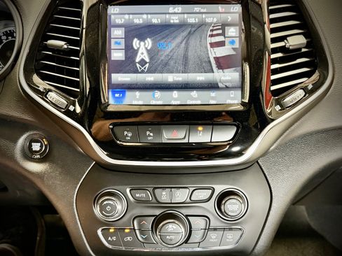 Used 2019 Jeep Cherokee Limited w/ Luxury Group AWD/4WD image 25