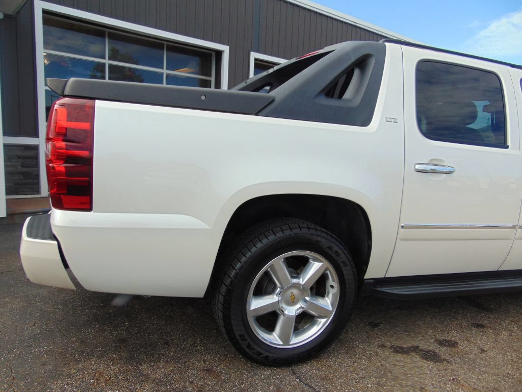 Used 2010 Chevrolet Avalanche LTZ AWD/4WD image 14